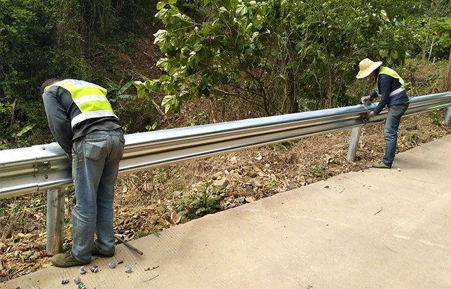 河北高速公路护栏的定期维护与保养